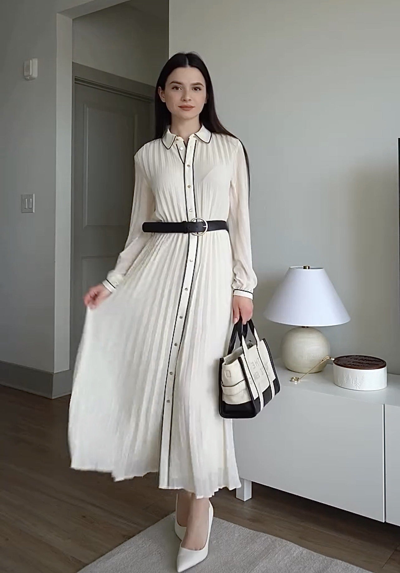 Robe blanche plissée élégante avec bordure noire