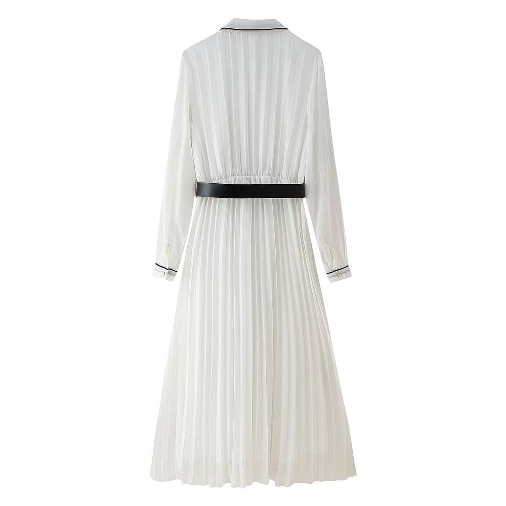 Robe blanche plissée élégante avec bordure noire