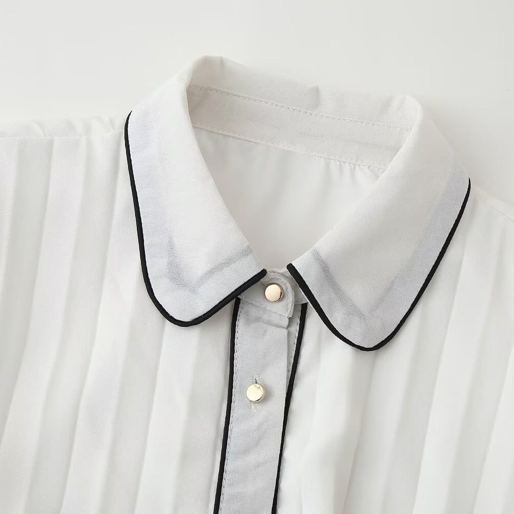 Robe blanche plissée élégante avec bordure noire