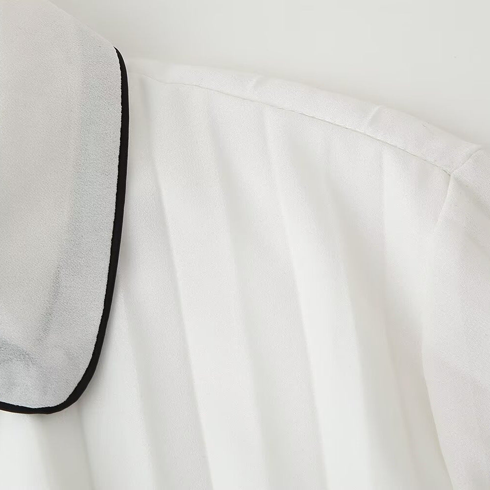 Robe blanche plissée élégante avec bordure noire