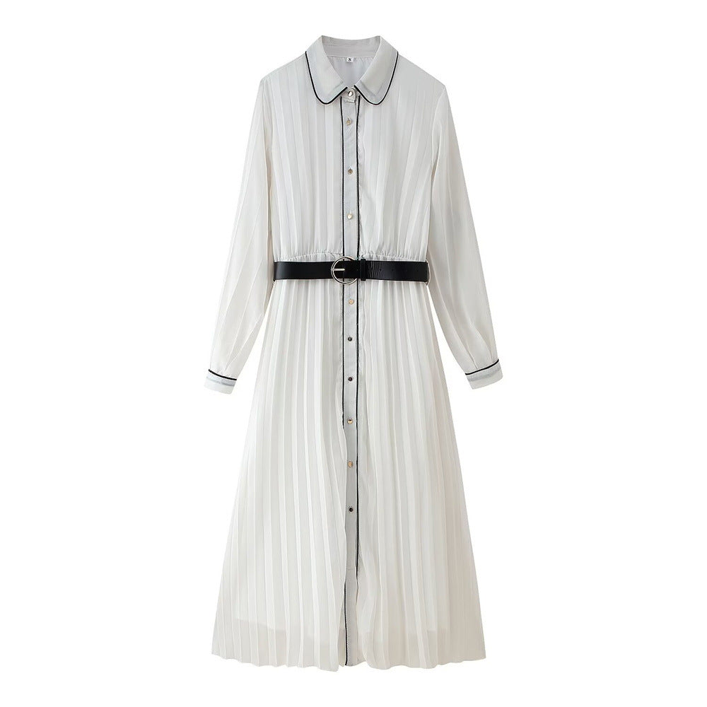 Robe blanche plissée élégante avec bordure noire
